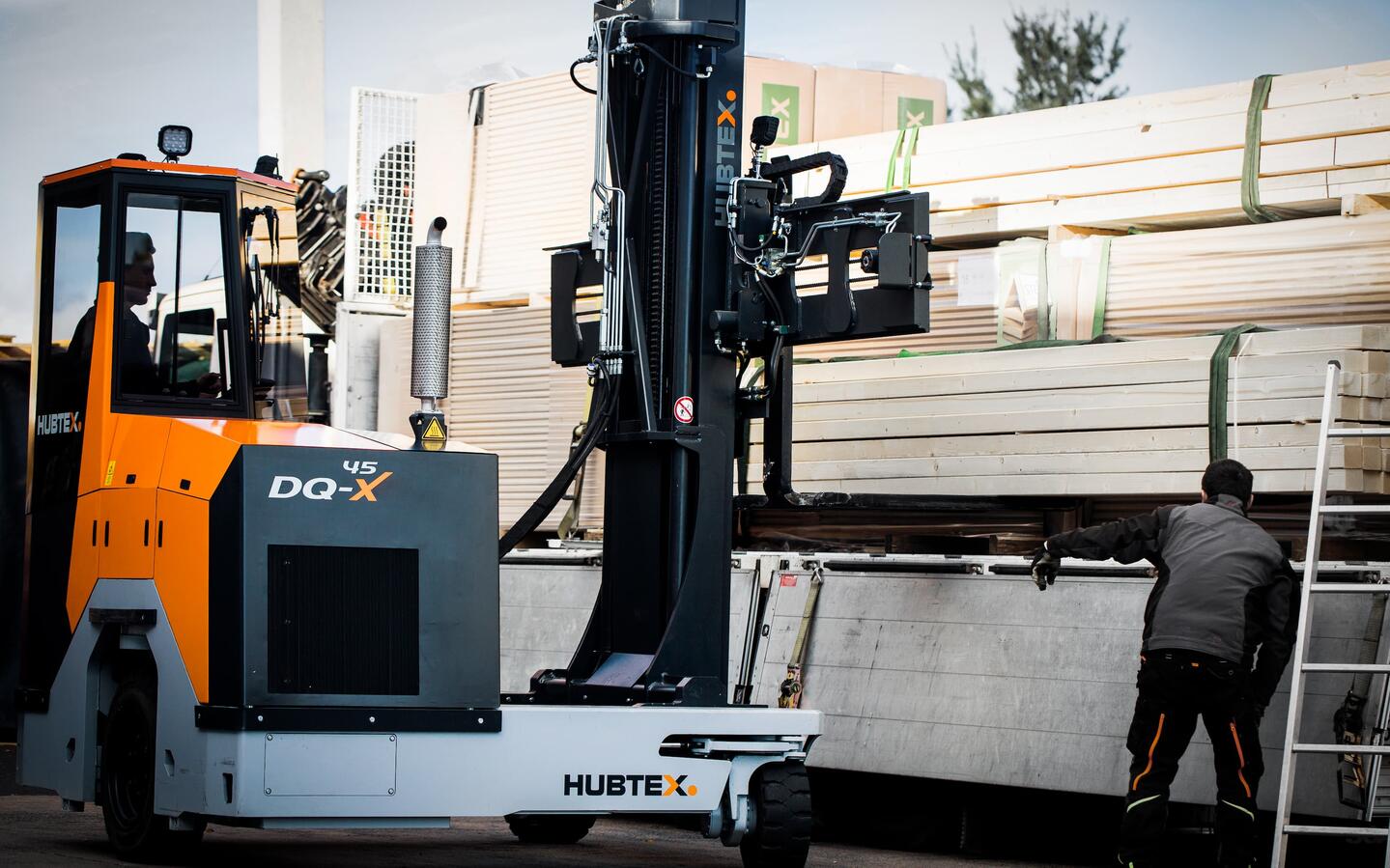 Le DQ-X 45 de HUBTEX pour la manutention de panneaux de bois lourds et volumineux