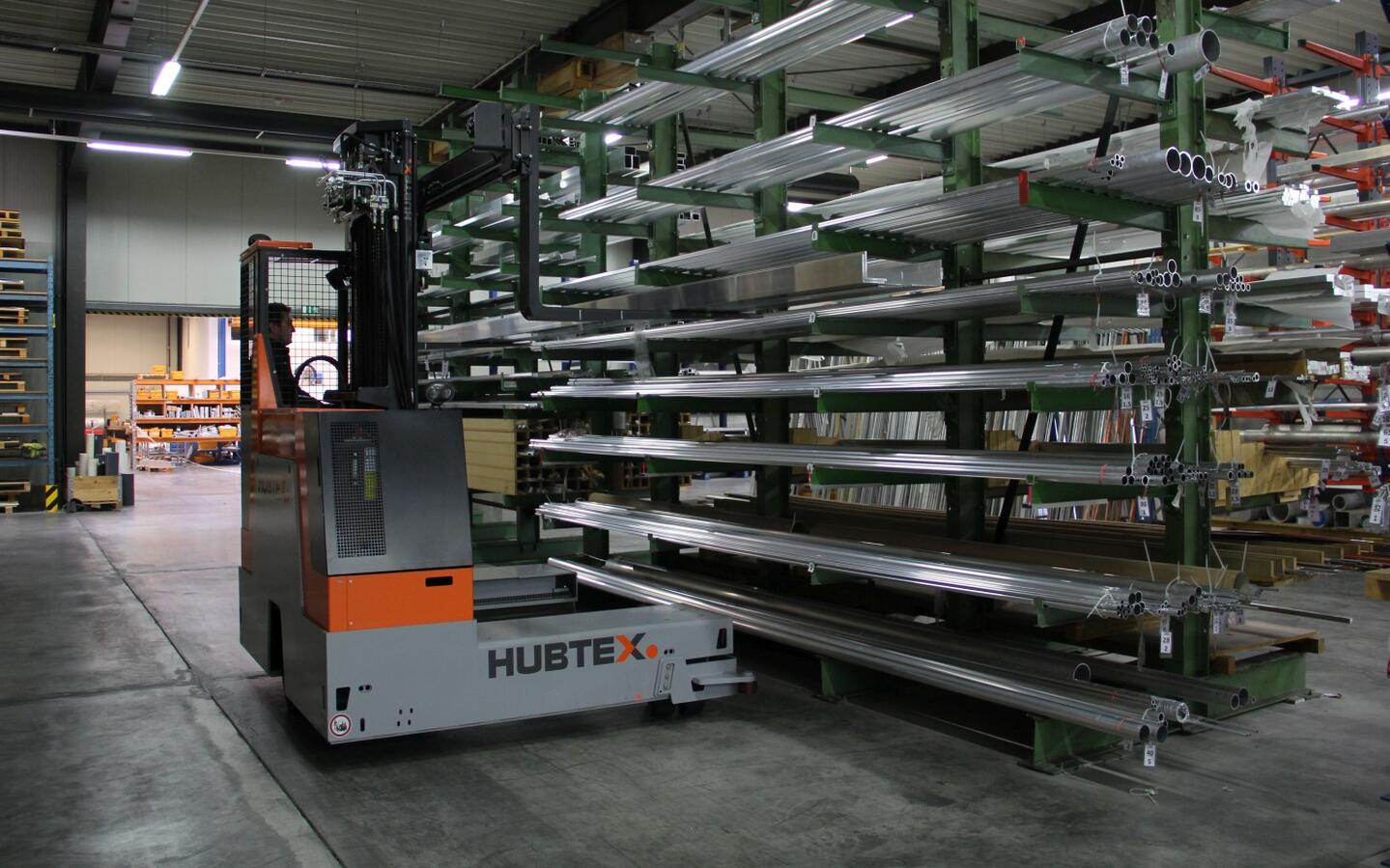 the HUBTEX EASY multidirectional sideloader being used to pick up long goads