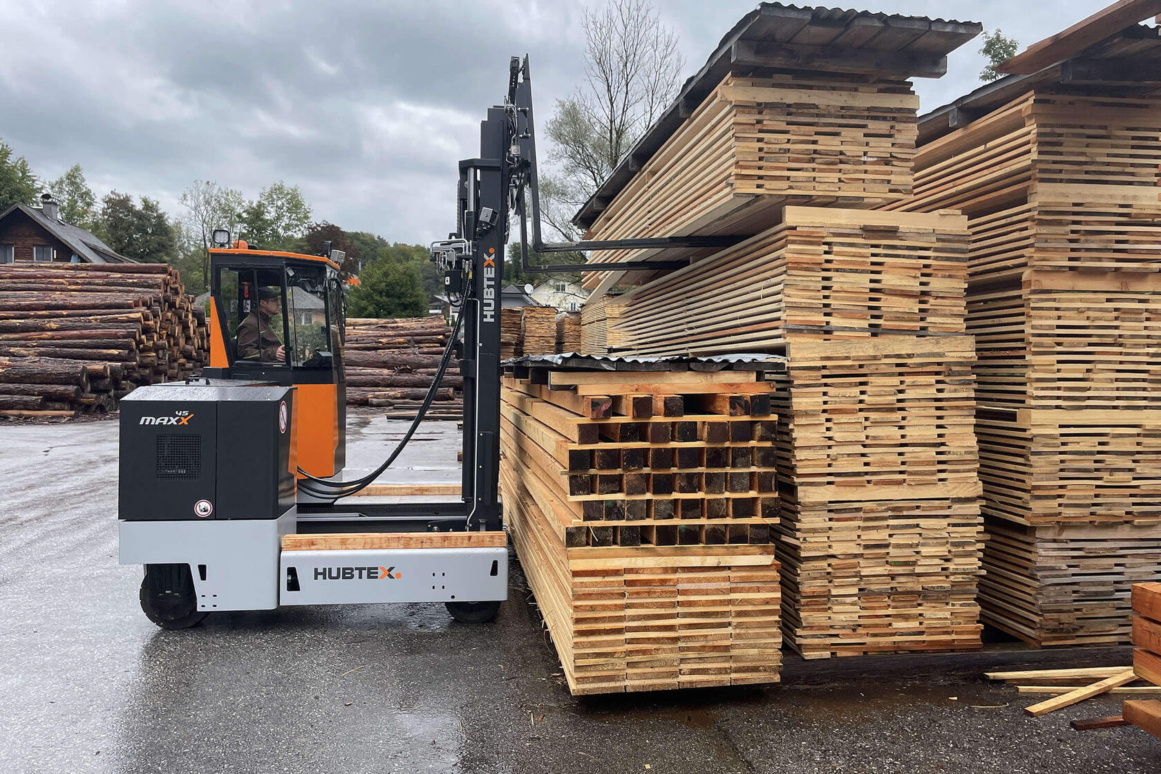 Mehrwegestapler transportiert Holz im Sägewerk
