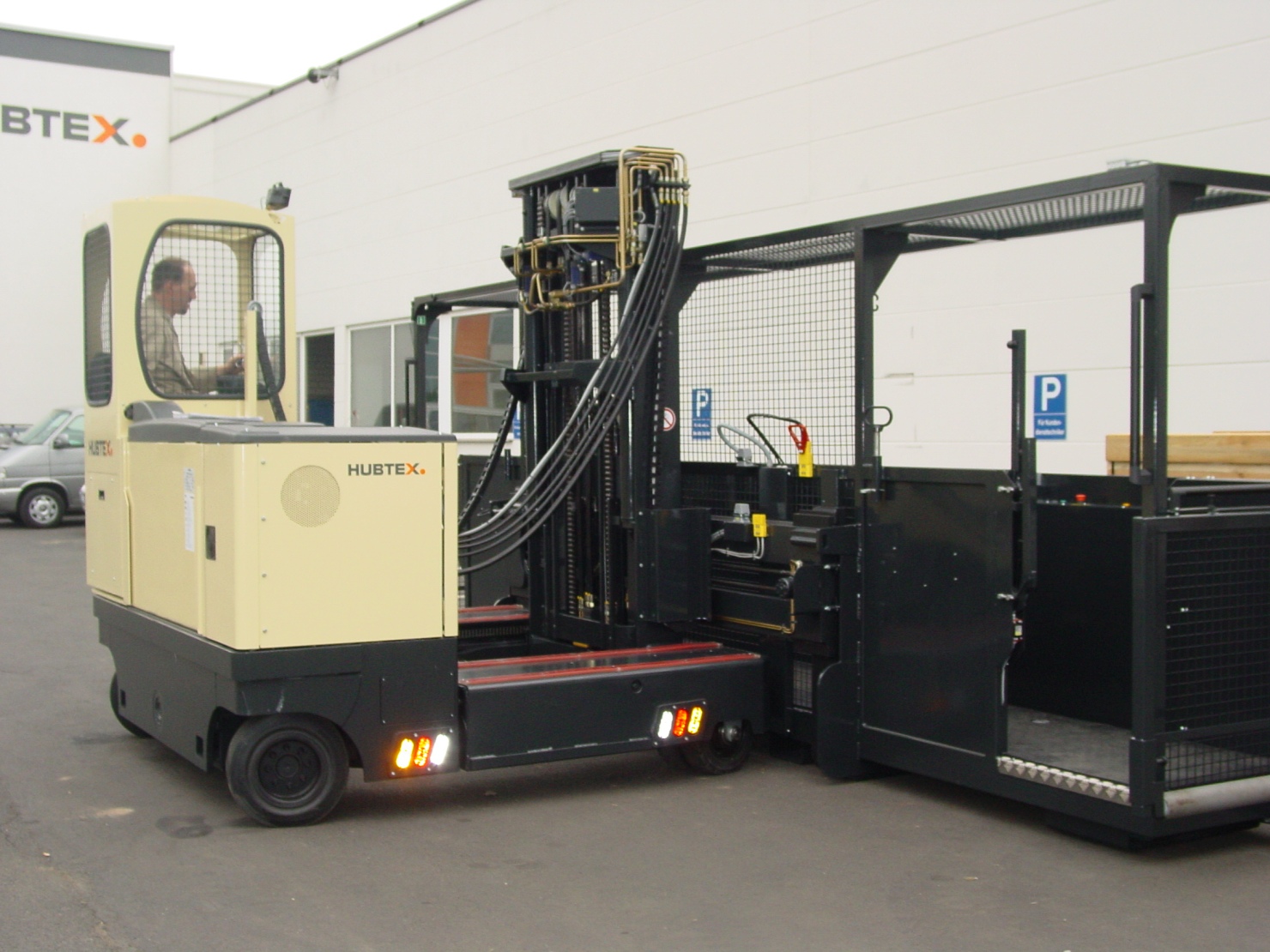 Die Plattform wird von dem Elektro-Mehrwege-Seitenstapler aufgenommen