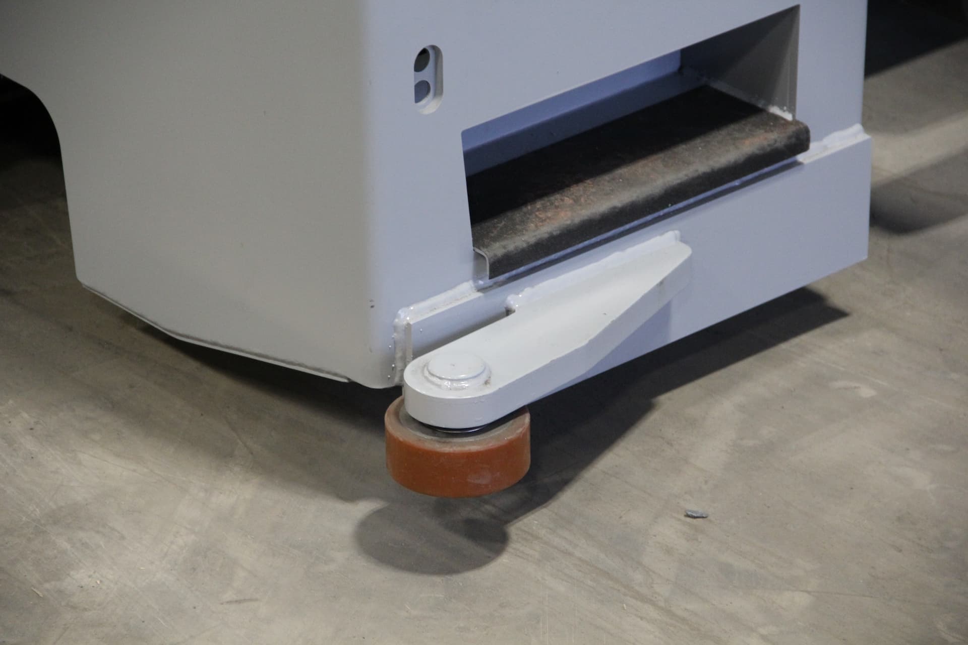 Guide rollers on the HUBTEX EASY multidirectional sideloader