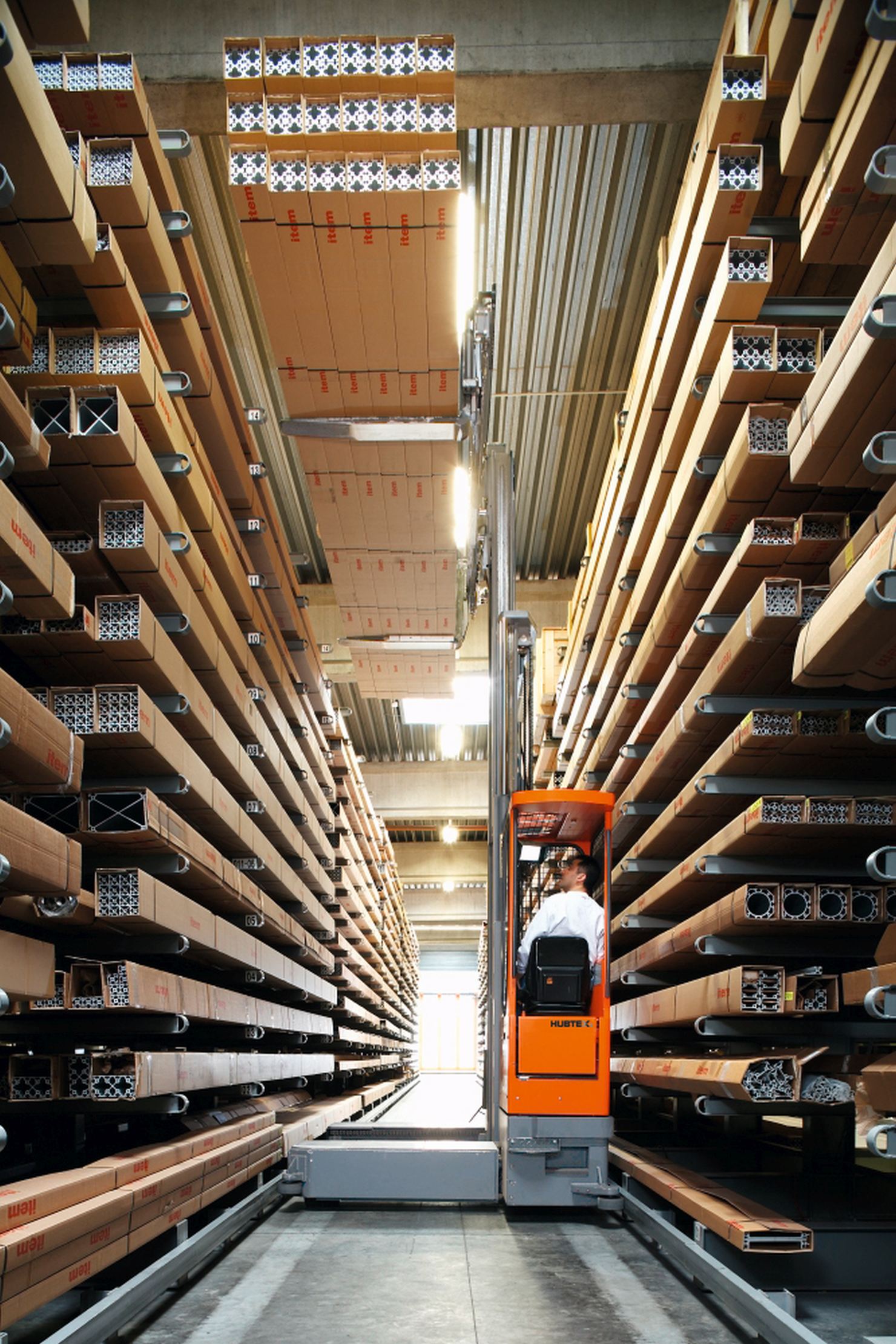 Rotaie di guida per una traslazione sicura nella corsia stretta