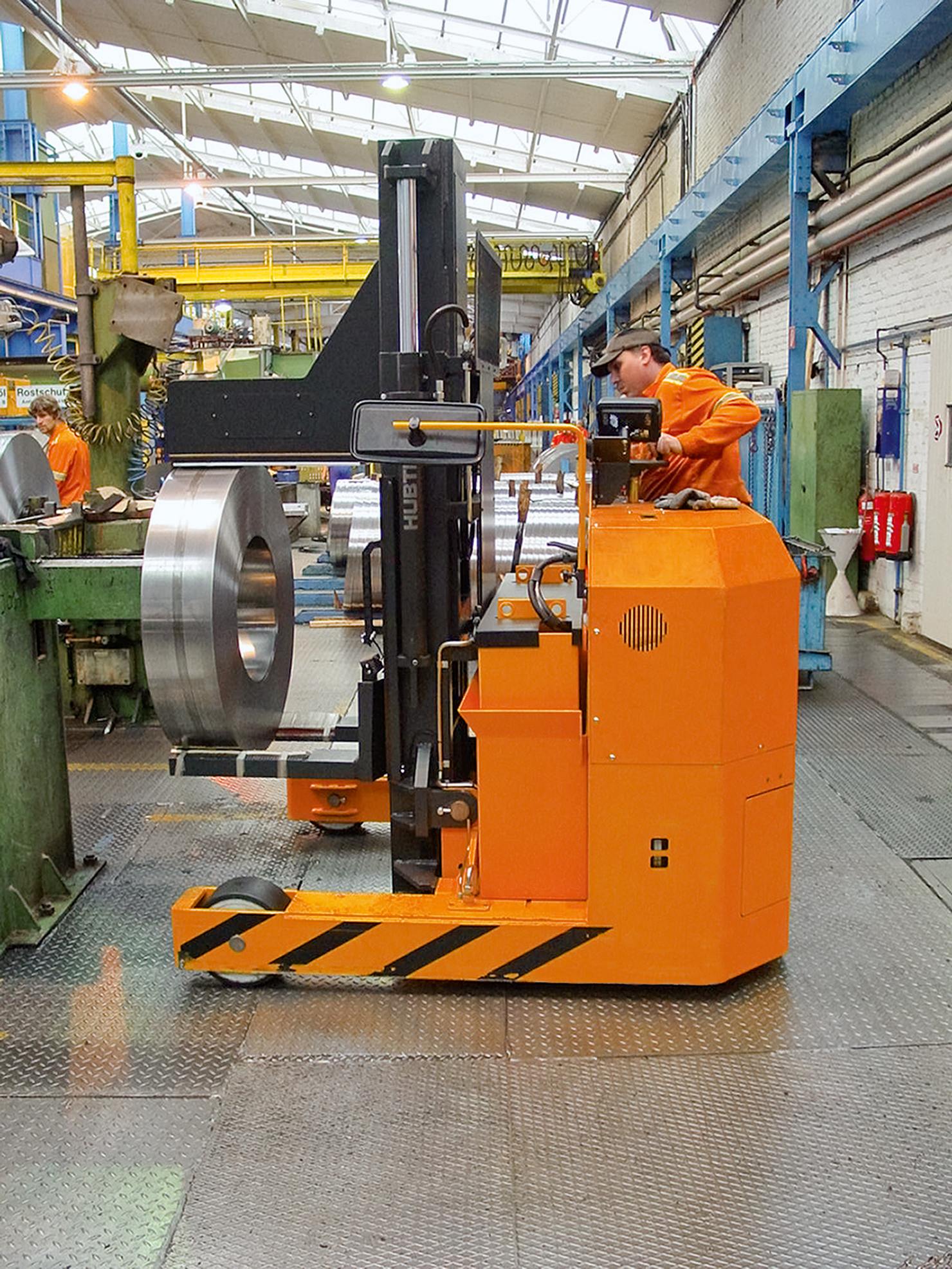 Reach trucks for aluminum coils