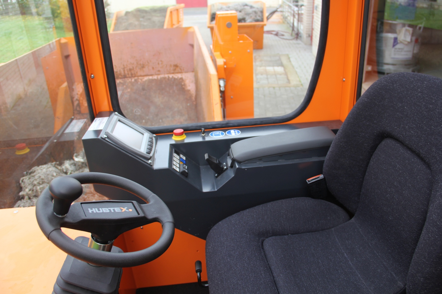 The cab of the container transporter provides the driver with the greatest possible ergonomics.