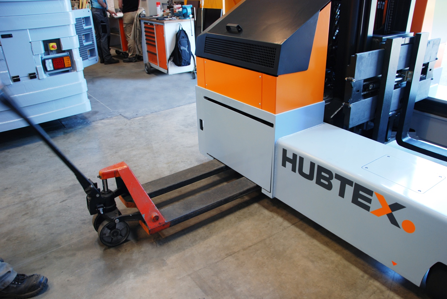 Der Batteriewechsel beim HUBTEX BasiX Mehrwege-Seitenstapler