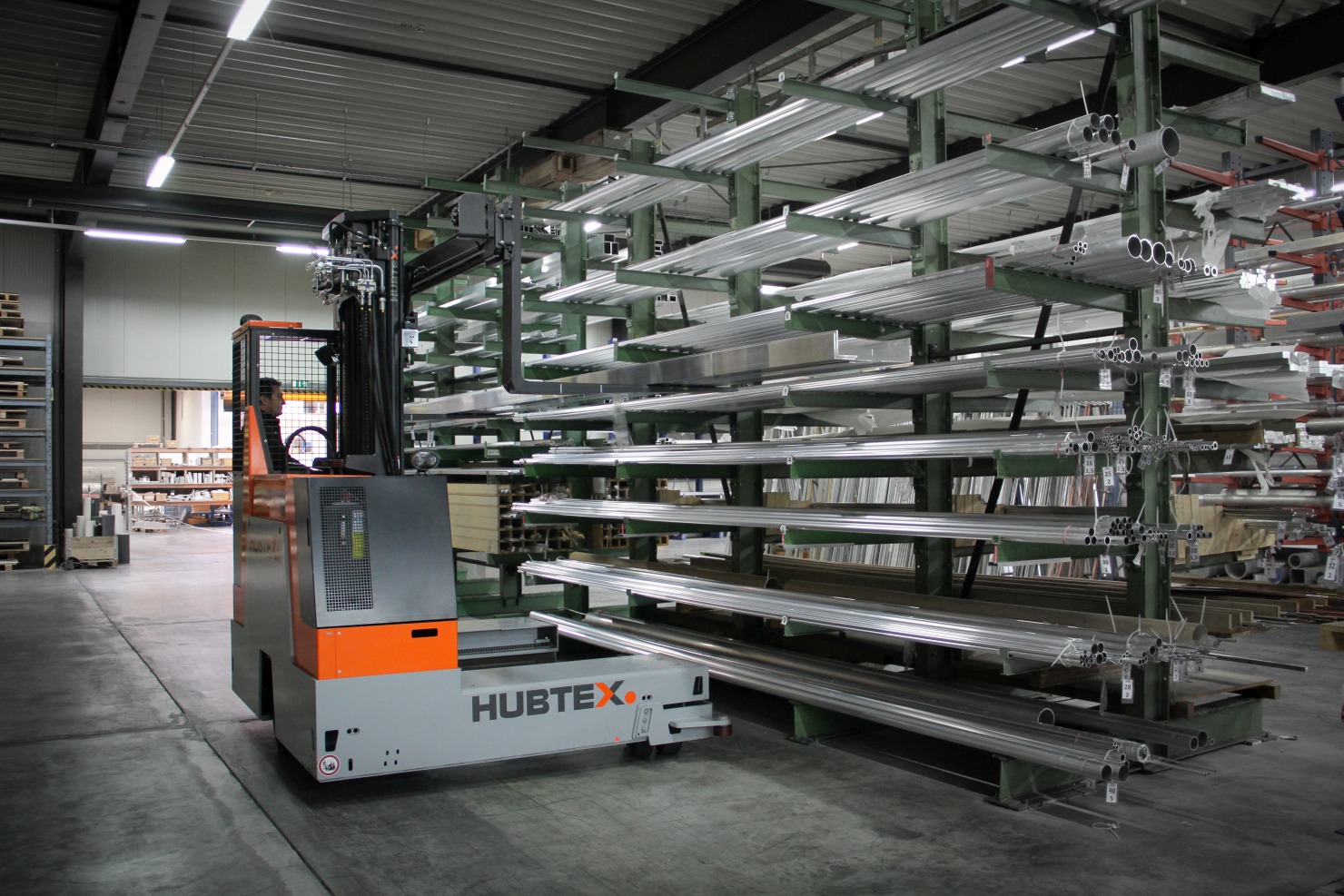 HUBTEX BasiX Mehrwege-Stapler bei der Lastaufnahme von Profilen