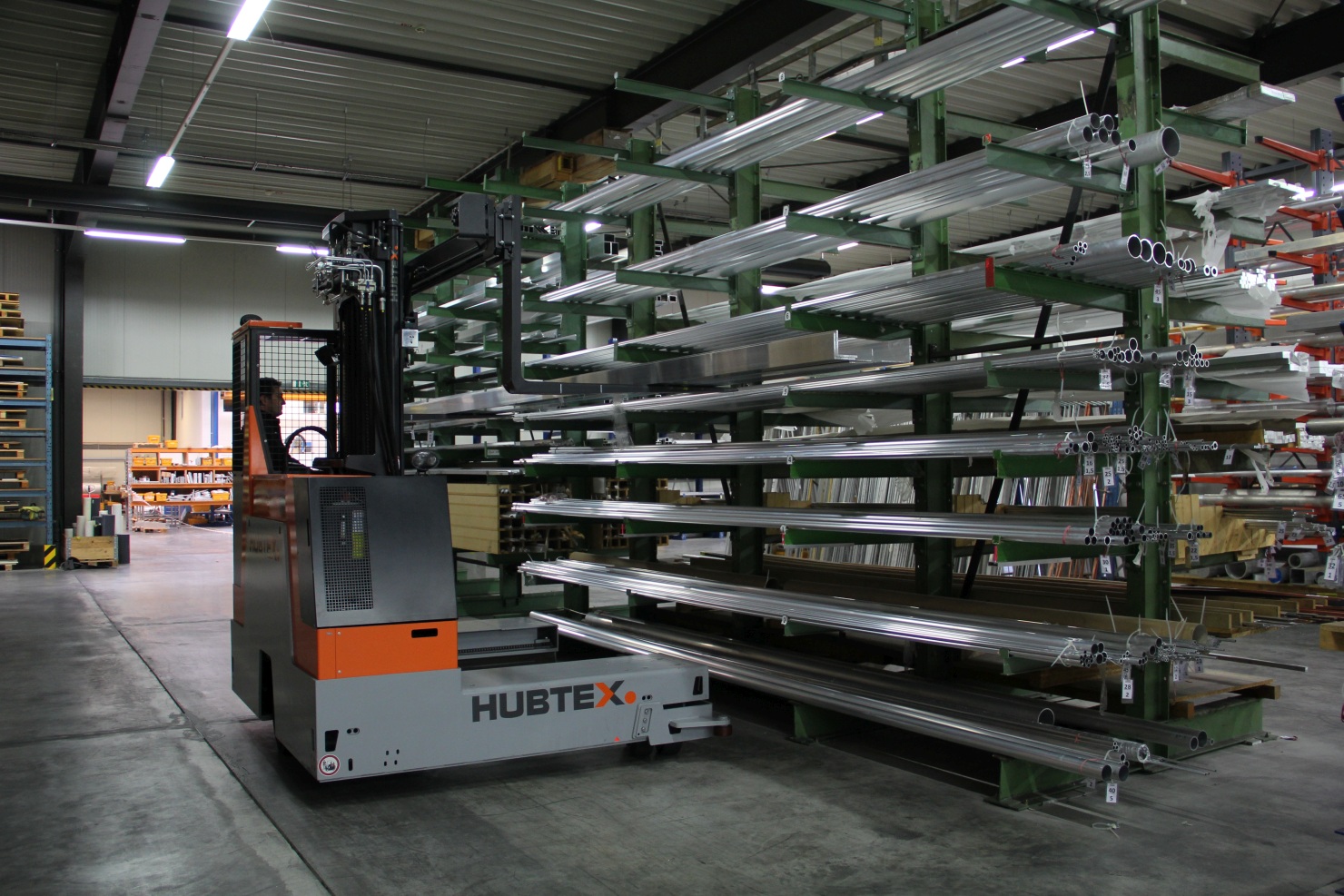 the HUBTEX EASY multidirectional sideloader being used to pick up long goads