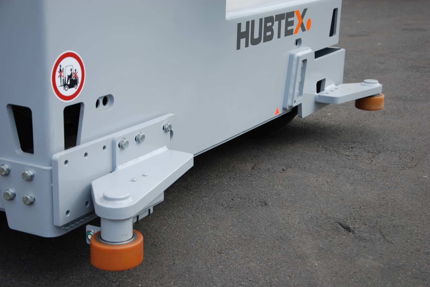 die Schienenführung des HUBTEX BasiX Mehrwege-Seitenstaplers