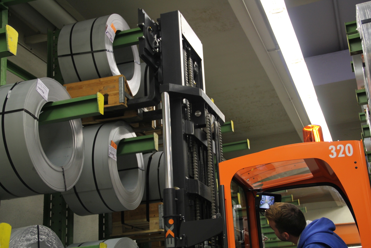 Lifting a coil in the rack using an ESTL from HUBTEX