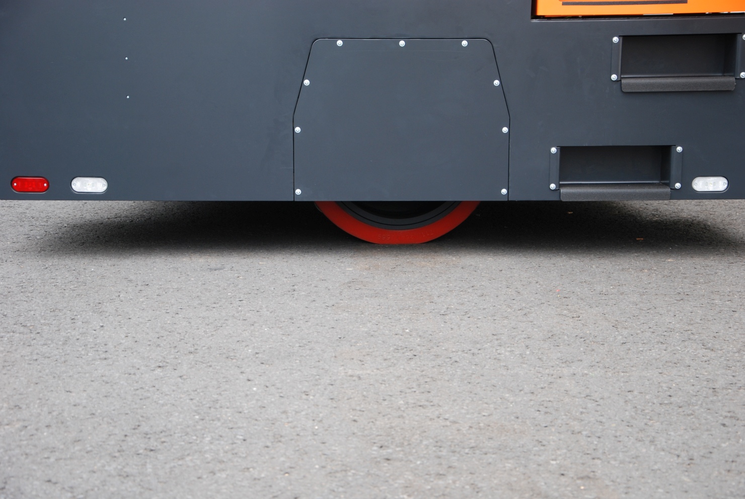 The 3-wheel chassis of the container transporter.