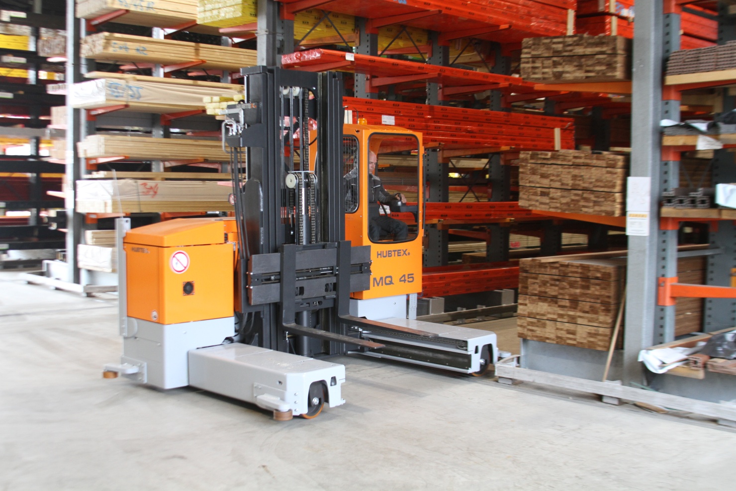 HUBTEX Mehrwege-Stapler im Regalgang