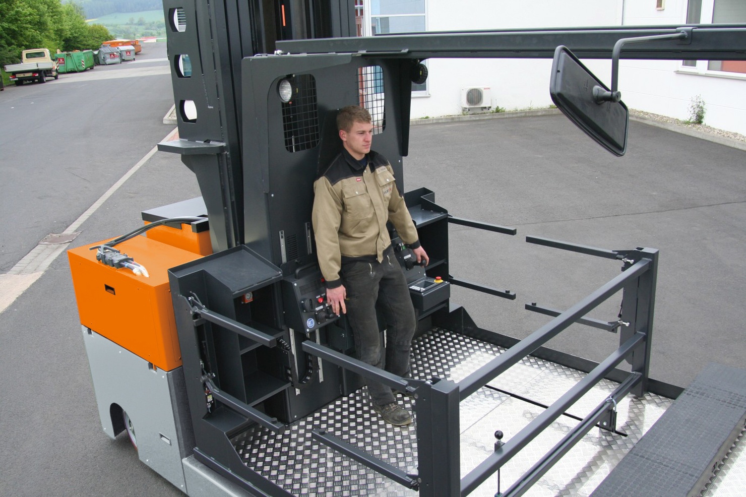 The driver’s stand on the electric multidirectional order picking platform in standing version