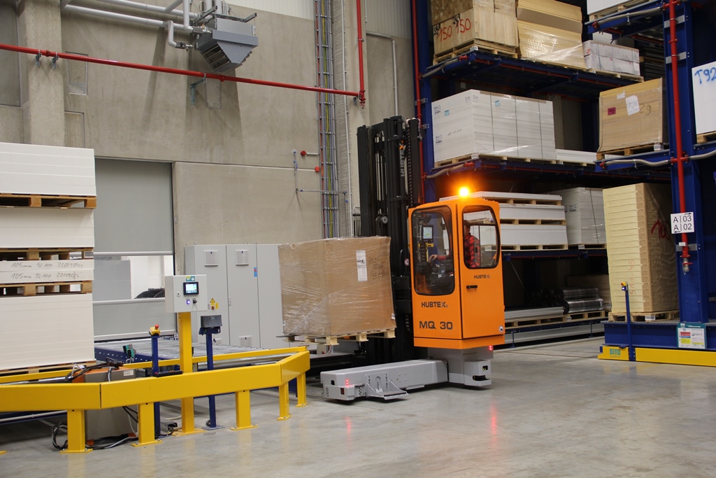 HUBTEX electric multidirectional sideloader in operation