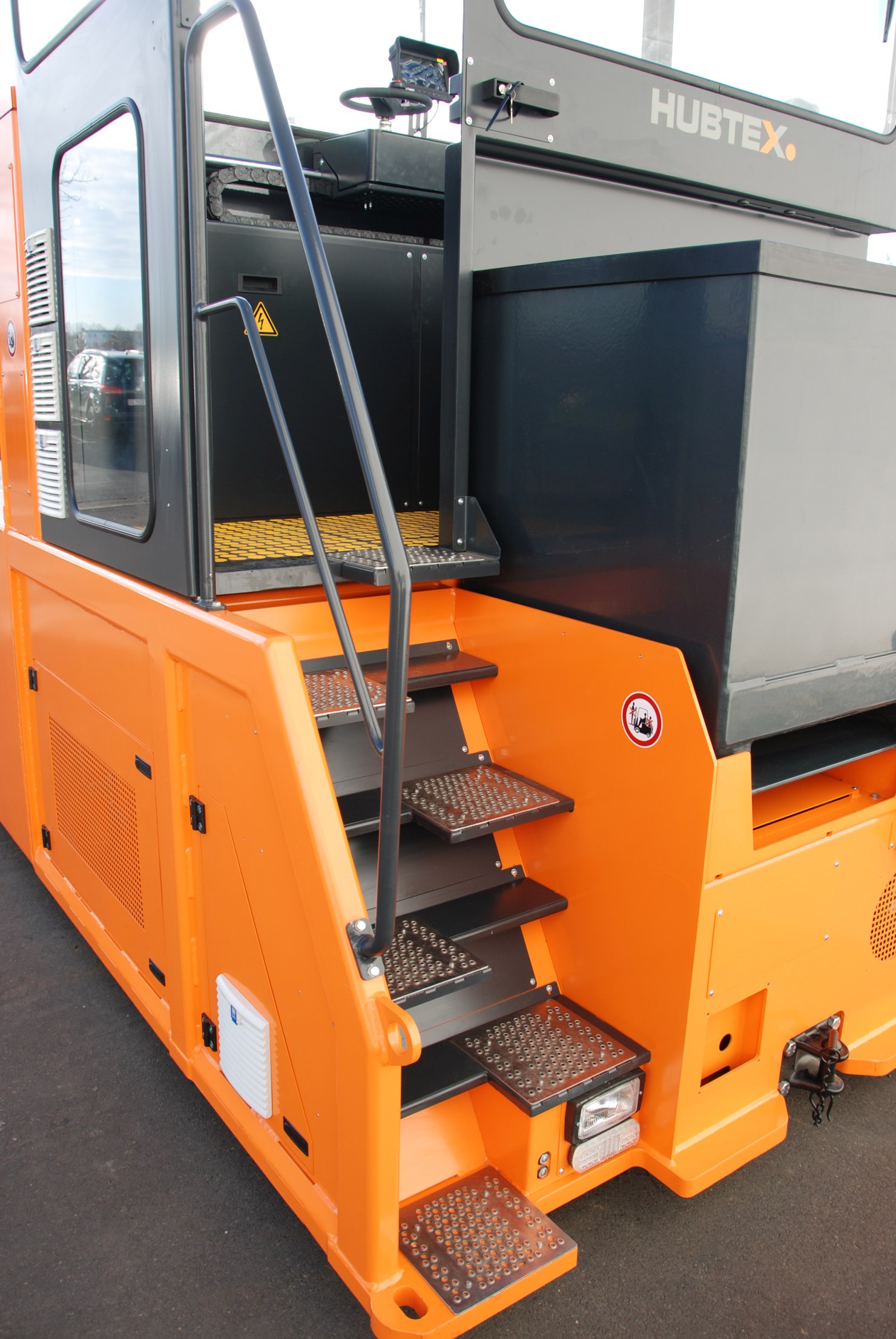 EInstieg des GTR 330 Glastransporters von HUBTEX