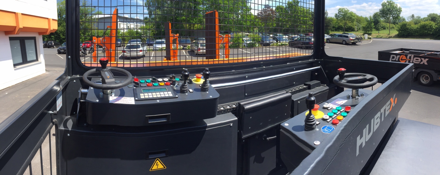 der Fahrerstand des HUBTEX GTR