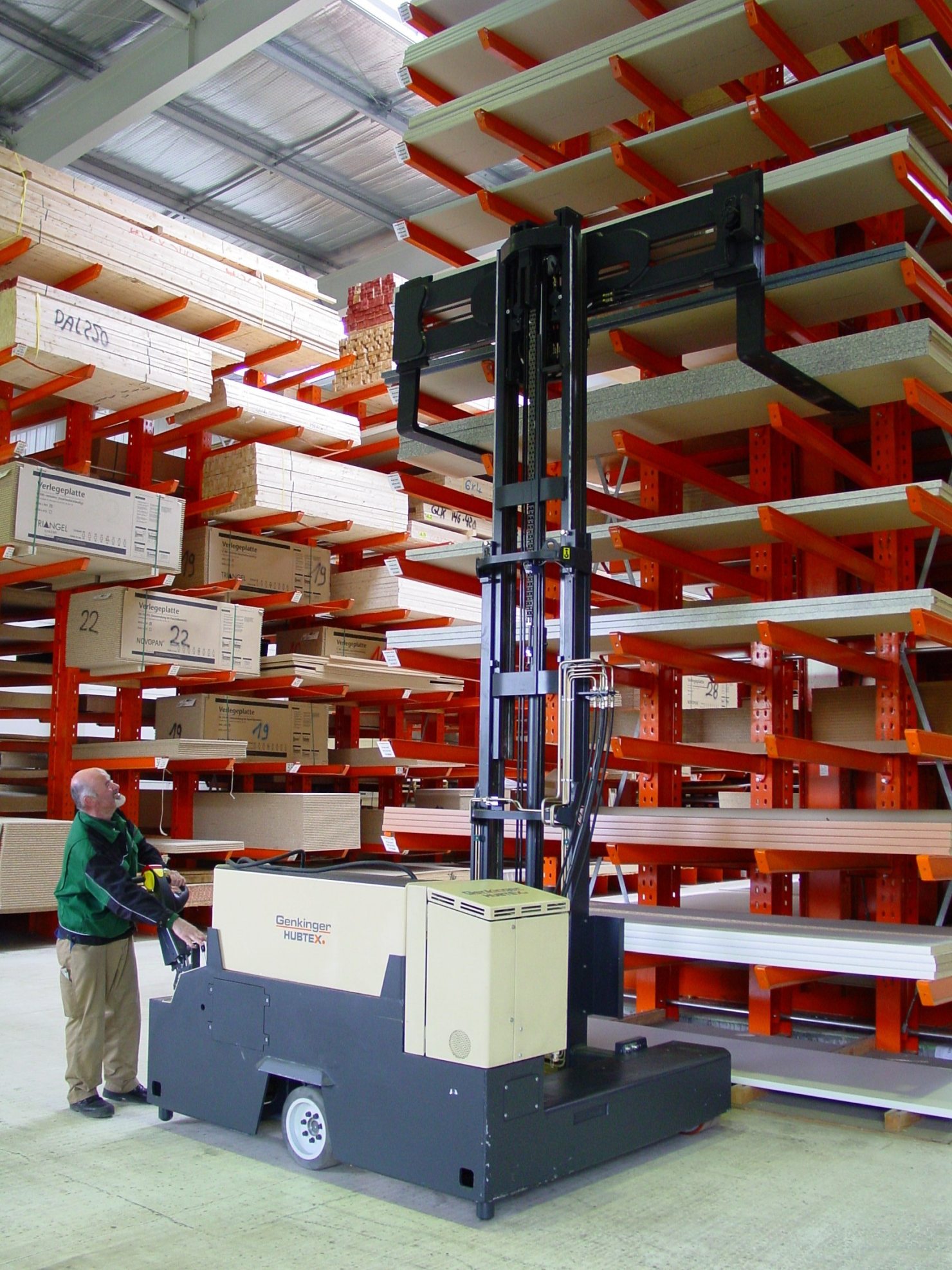 hagebau-anwenderbericht-mq20-von-hubtex.jpg HUBTEX stacker in use at Hagebau