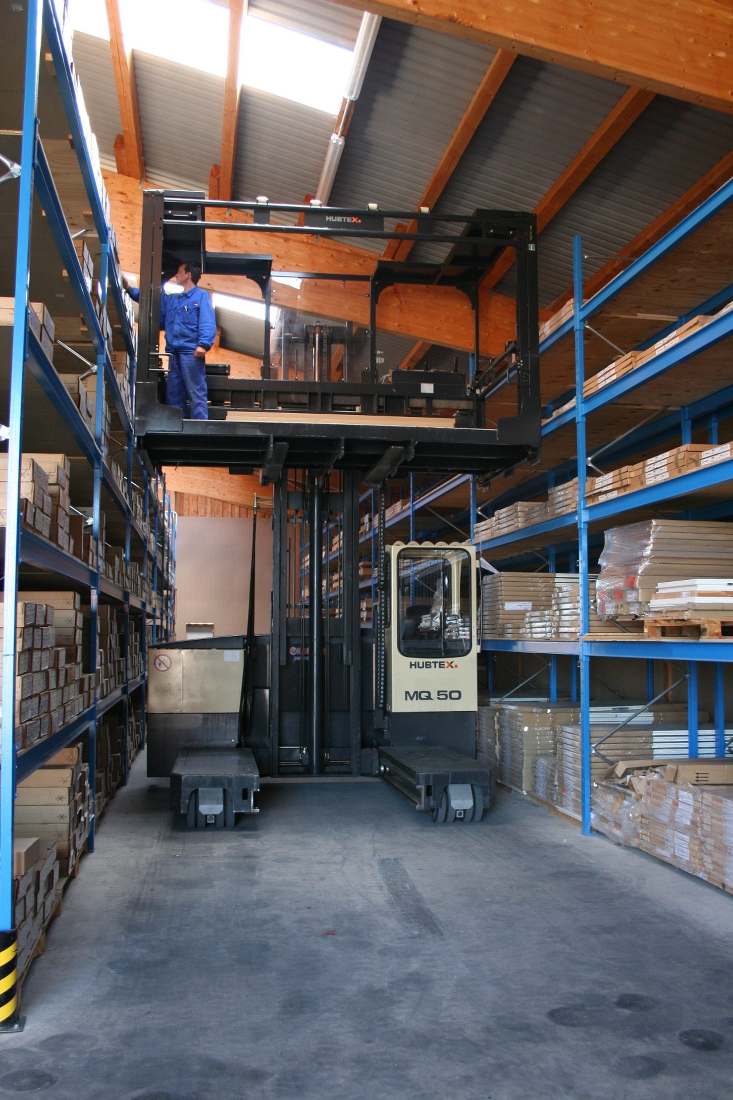 Der HUBTEX MQ 30 mit aufgenommener Kommissionierplattform