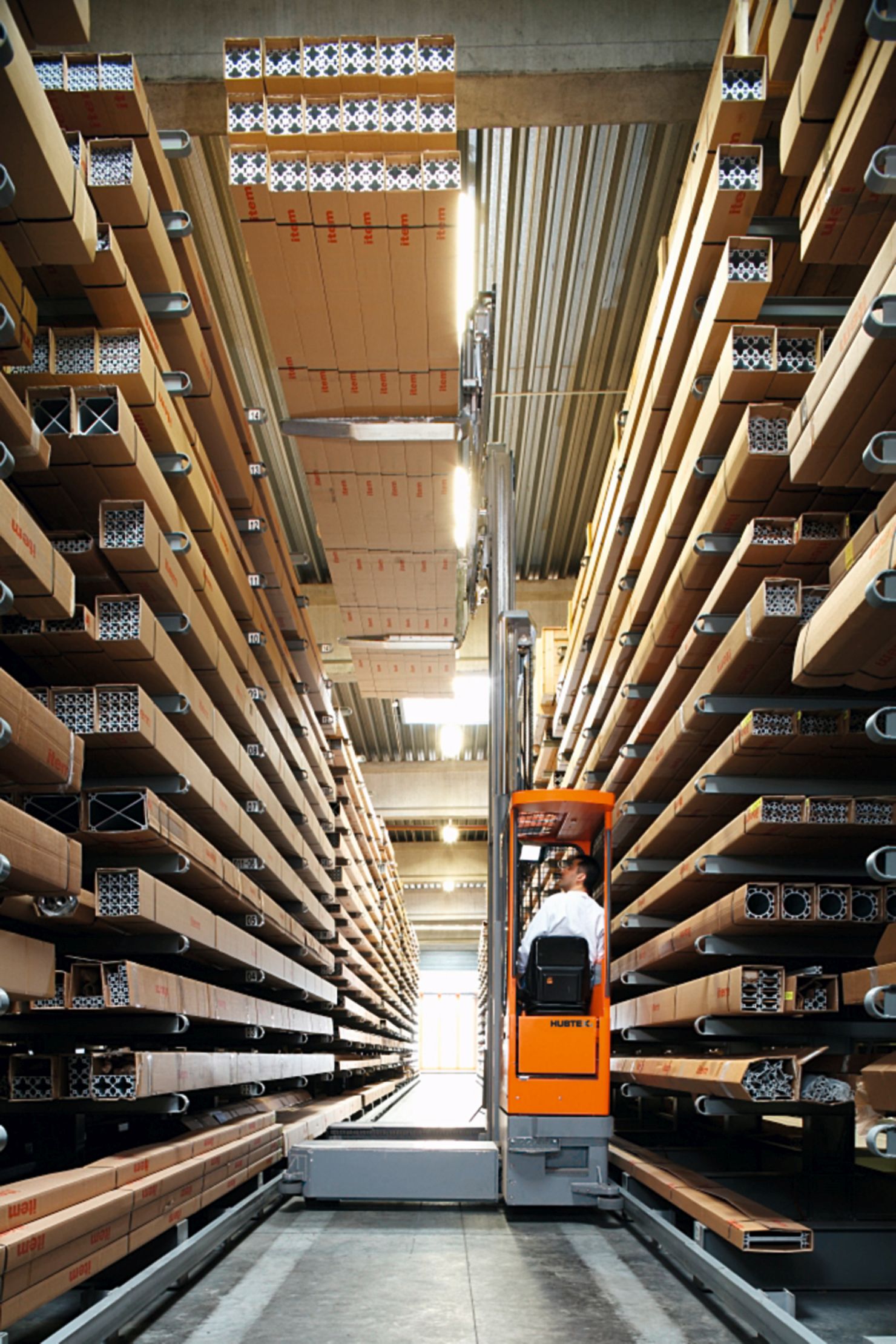 Multidirectional sideloader in narrow aisle
