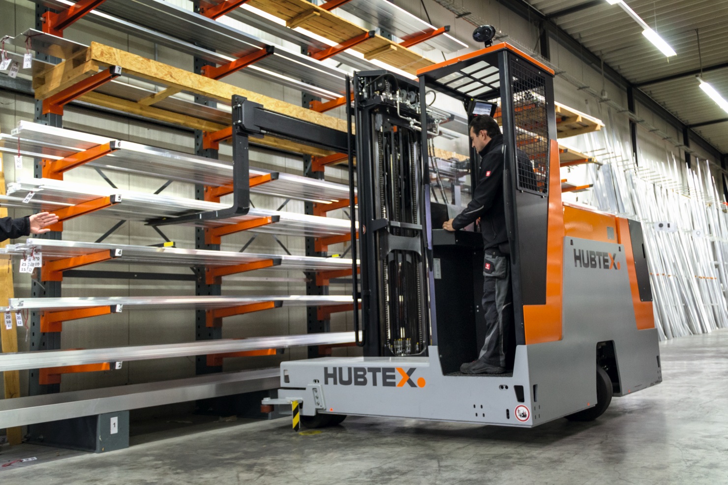 Carretilla elevadora multidireccional HUBTEX durante la elevación de la carga