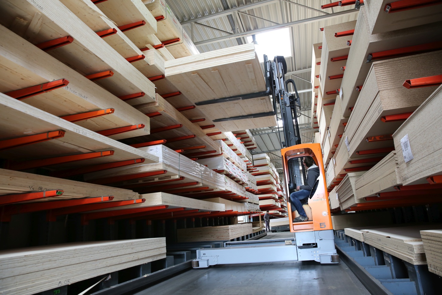 HUBTEX ESTL in narrow aisle transporting wood sheets