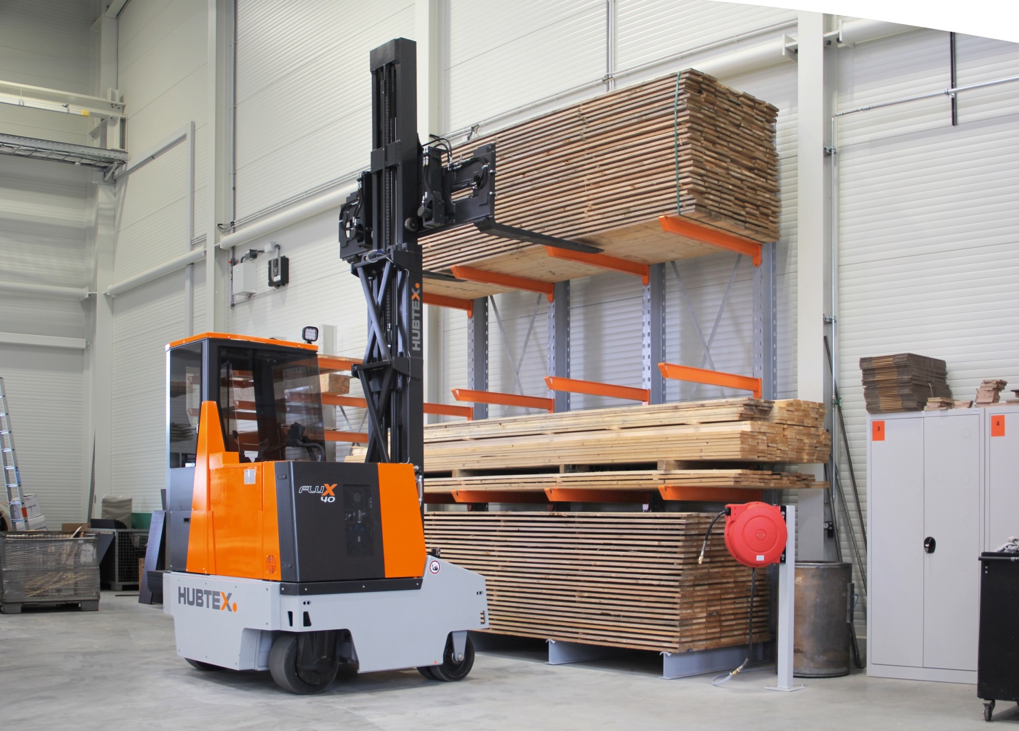 FluX40 from HUBTEX transporting timber