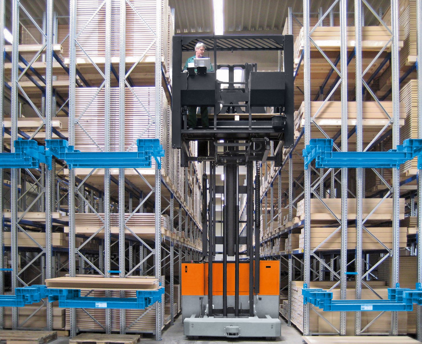 hubtex-holzbranche-kommissionierplattform-mk.jpg The MK order picking platform in operation