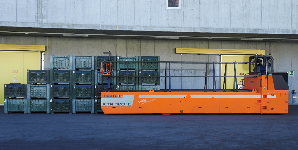 HUBTEX Apfelkistentransporter bei der Lastaufnahme
