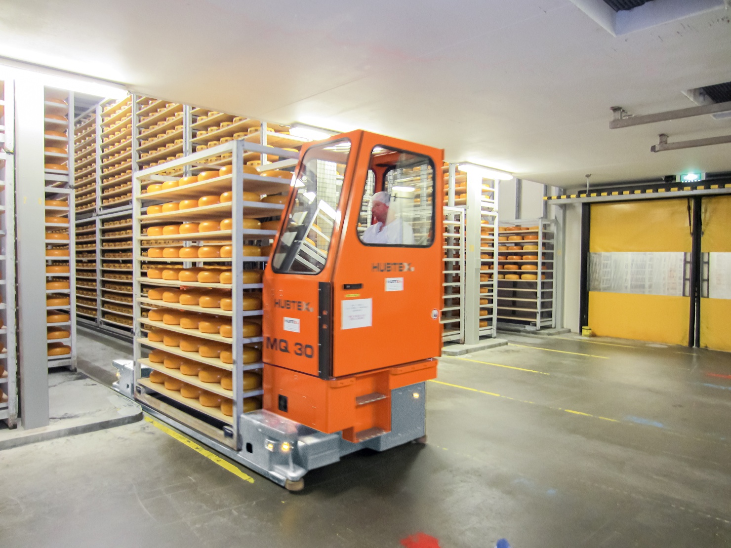hubtex-lebensmittelbranche-käse.jpg HUBTEX cheese transporter in the rack