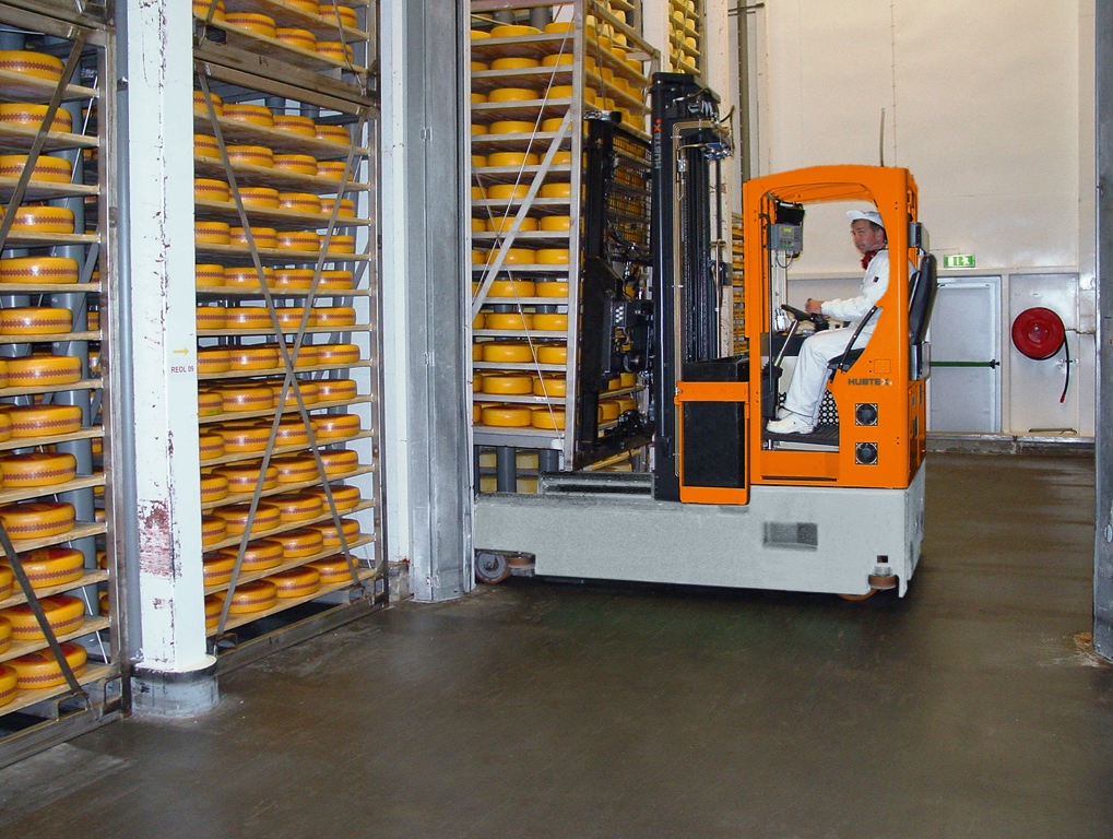 hubtex-lebensmittelbranche-käsetransport-estl.jpg Stacking cheeses with the aid of the HUBTEX multidirectional sideloader