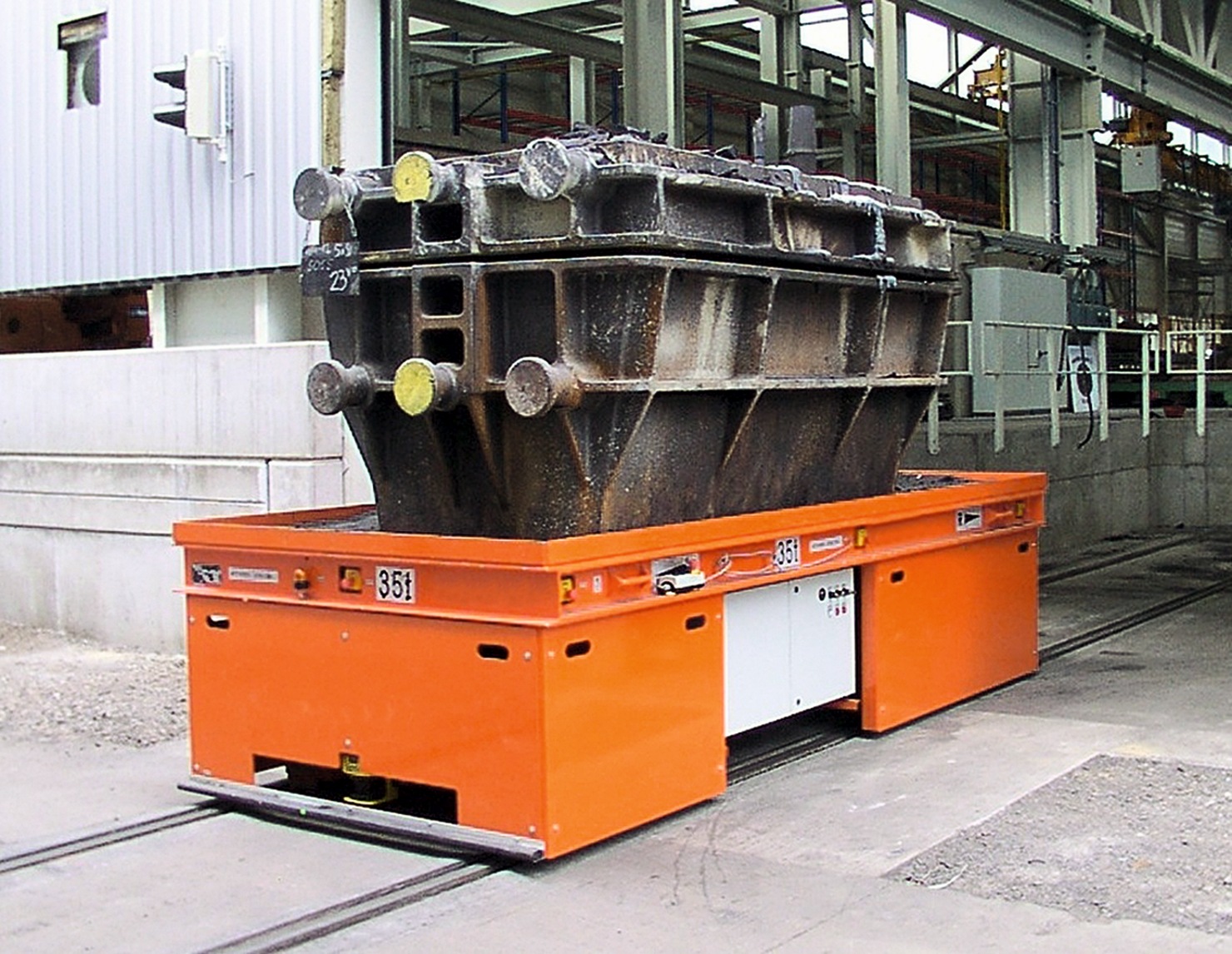 HUBTEX rail-mounted truck transports heavy load