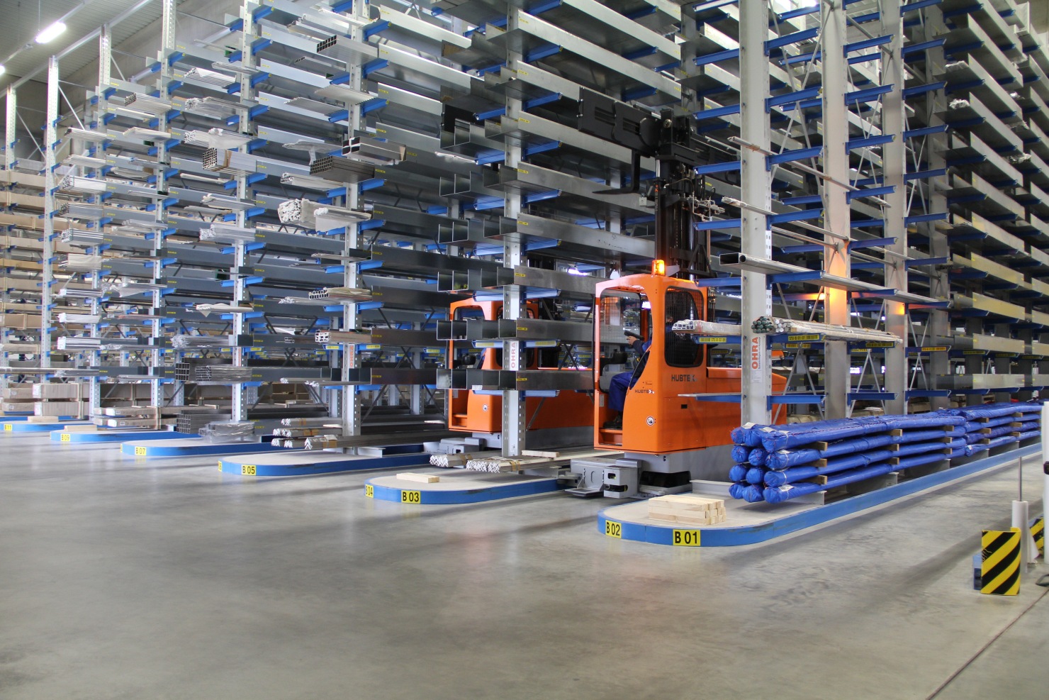 Mehrwege-Stapler im Schmalgang in der Metallbranche