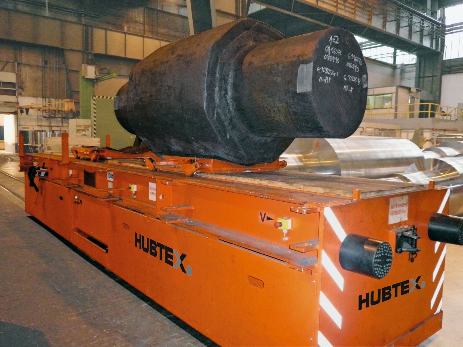 Heavy-duty transport by the HUBTEX platform transporter on rails