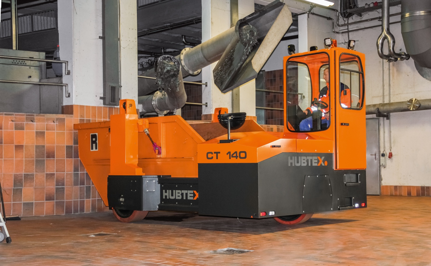 Skip transport with a HUBTEX vehicle