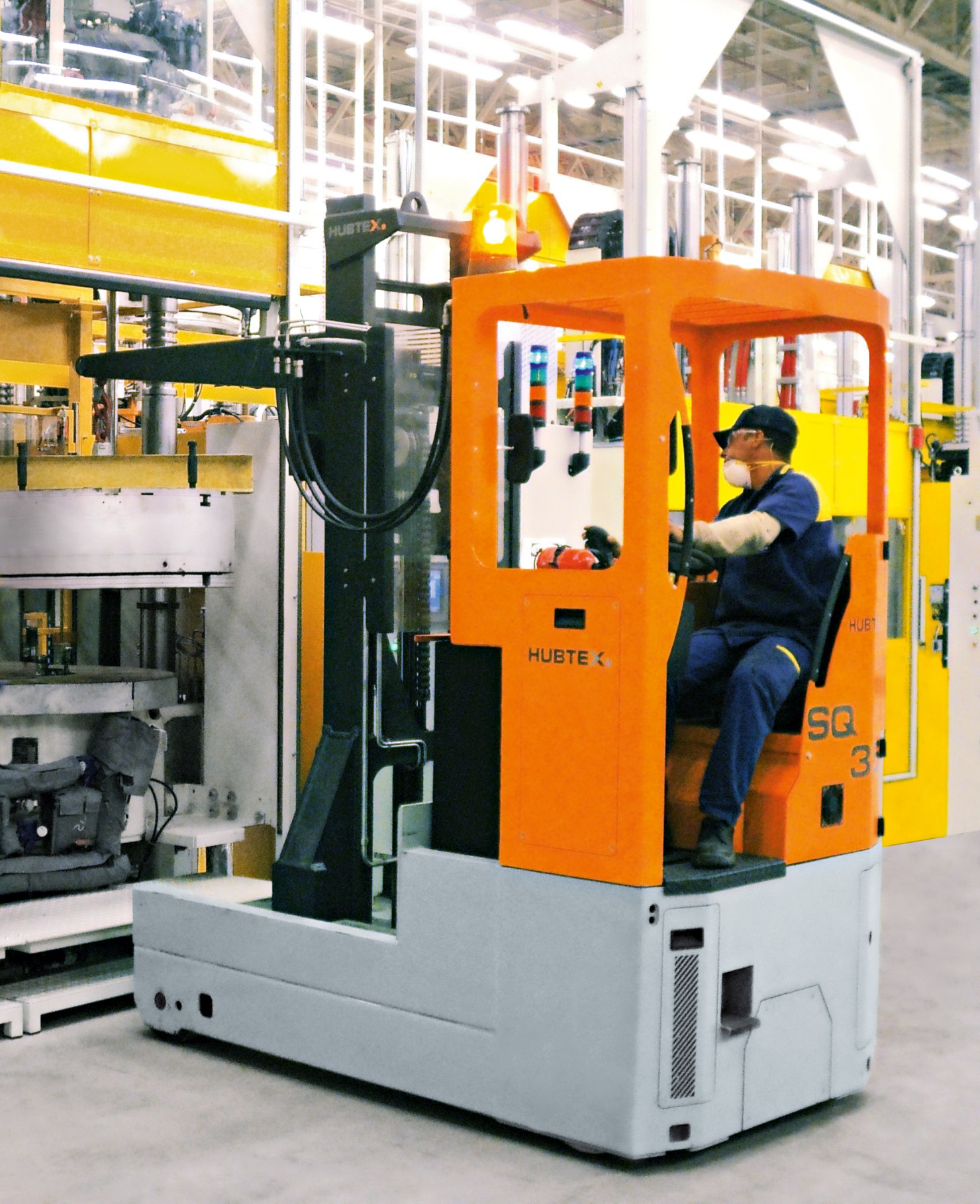 Carretilla retráctil HUBTEX en acción en la industria de los neumáticos