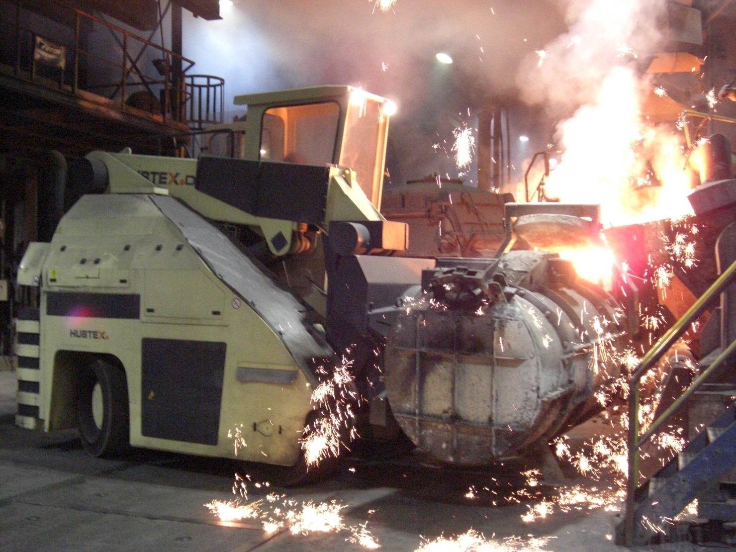 HUBTEX heavy-duty compact frontlift operating in the high temperatures of the foundry