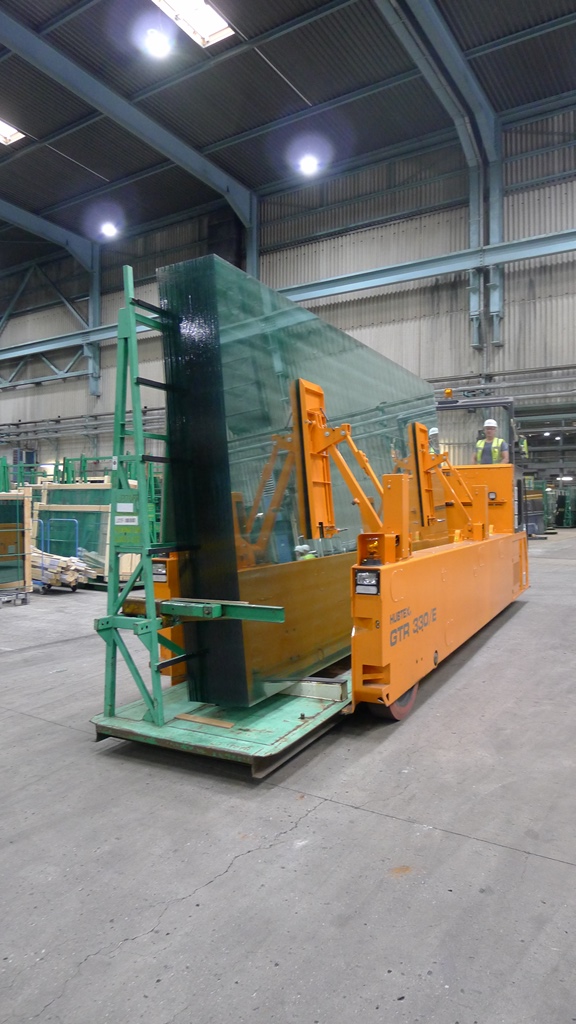 Glasframetransporteerder GTR 330 van HUBTEX bij het hanteren van glas