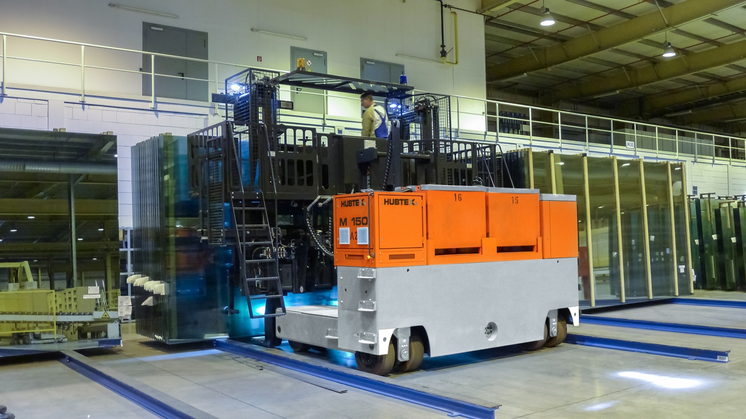 The HUBTEX M150 shelf support in use in the glass industry