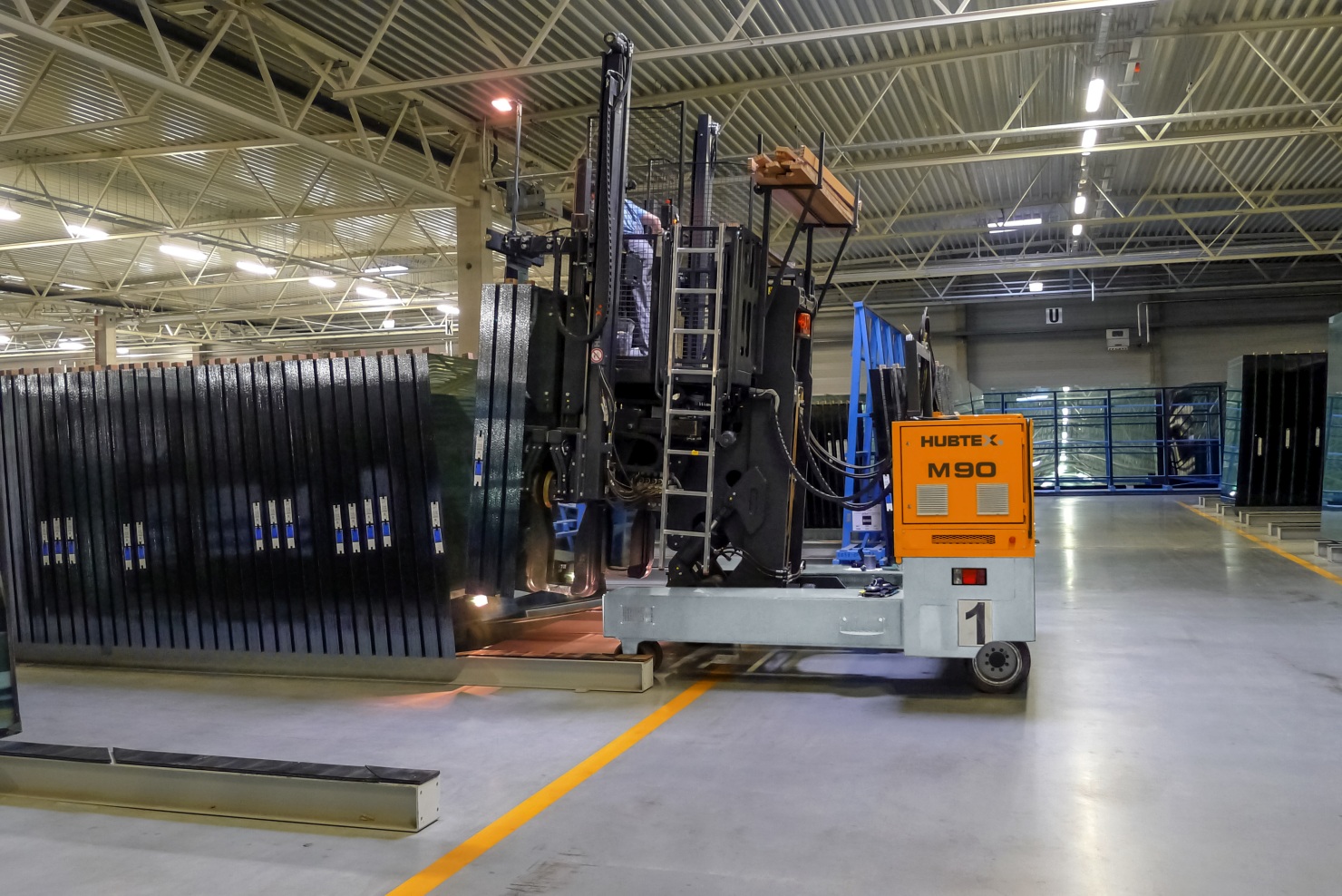 HUBTEX M90 multidirectional sideloader with lift stillage for glass transport