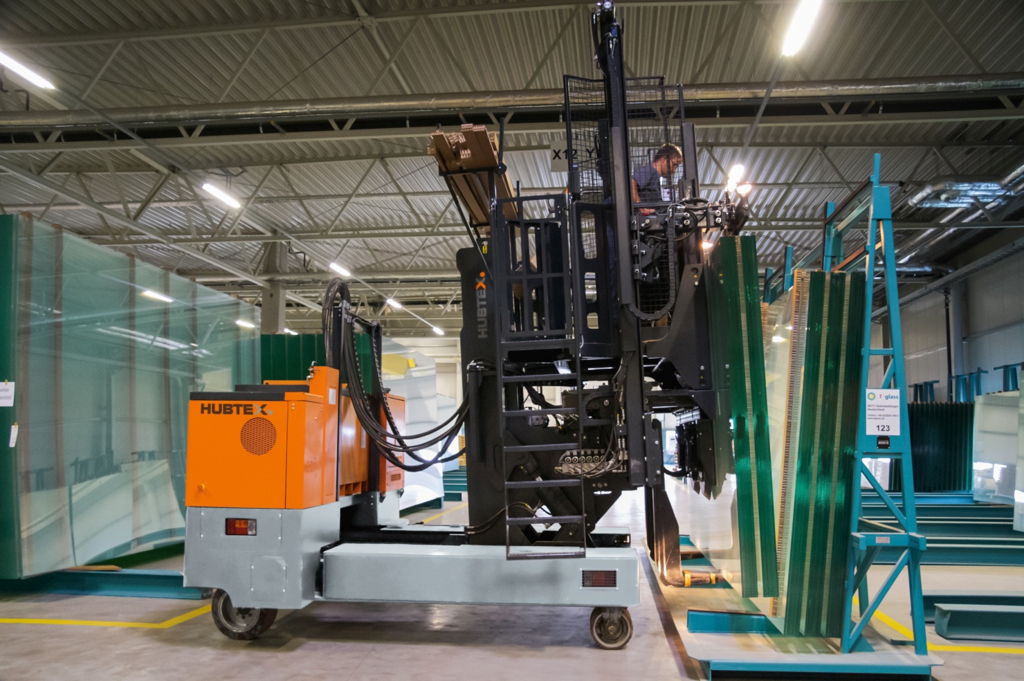 HUBTEX multidirectional sideloader picking up glass