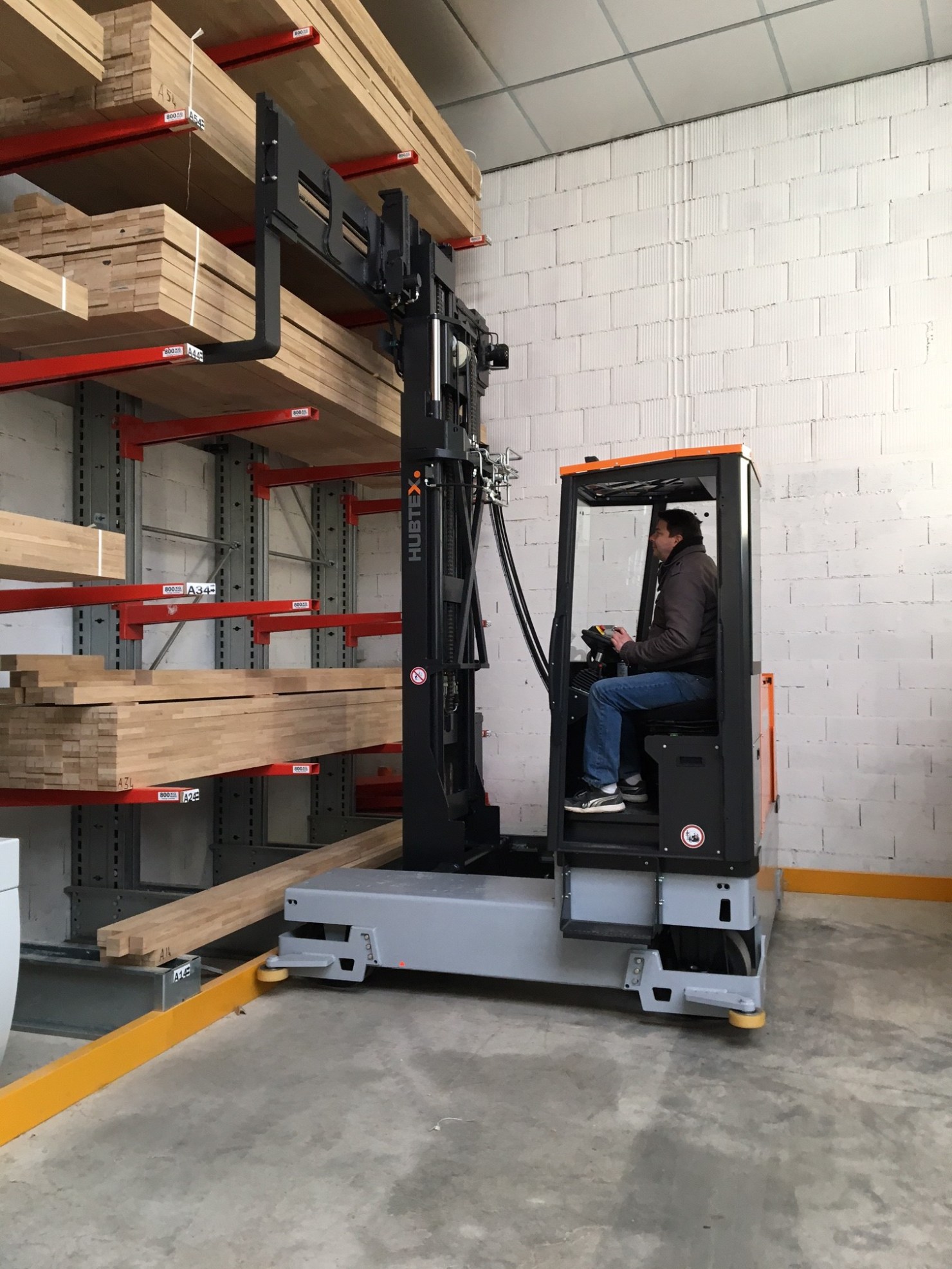 Wielokierunkowy boczny wózek widłowy MaxX marki HUBTEX z rolkami prowadzącymi