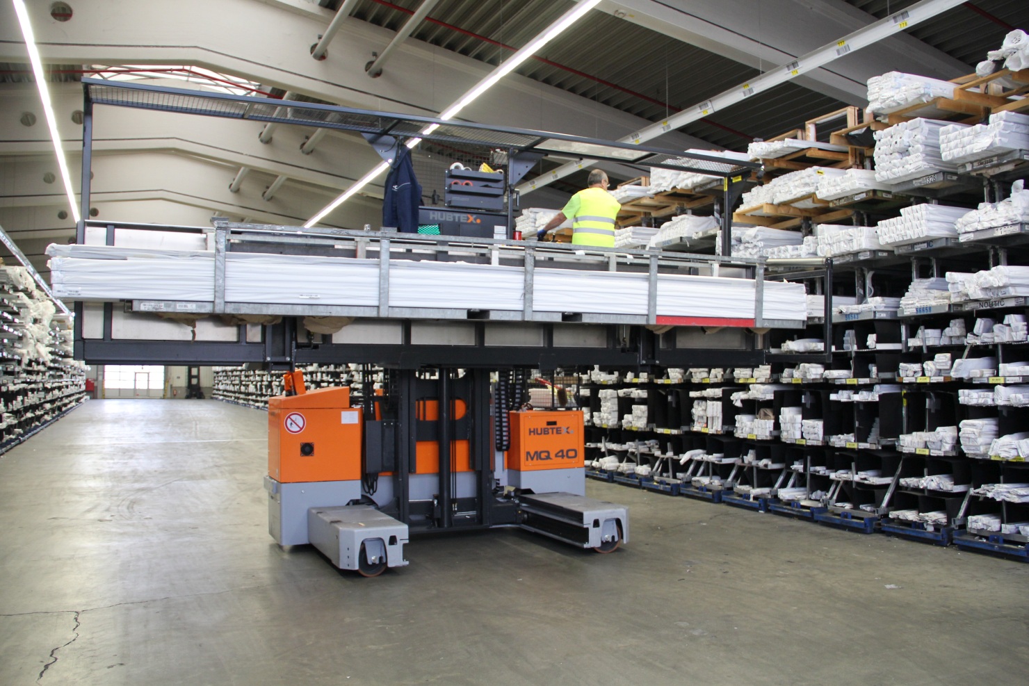 The HUBTEX MQ 40 sideloader handling plastic profiles