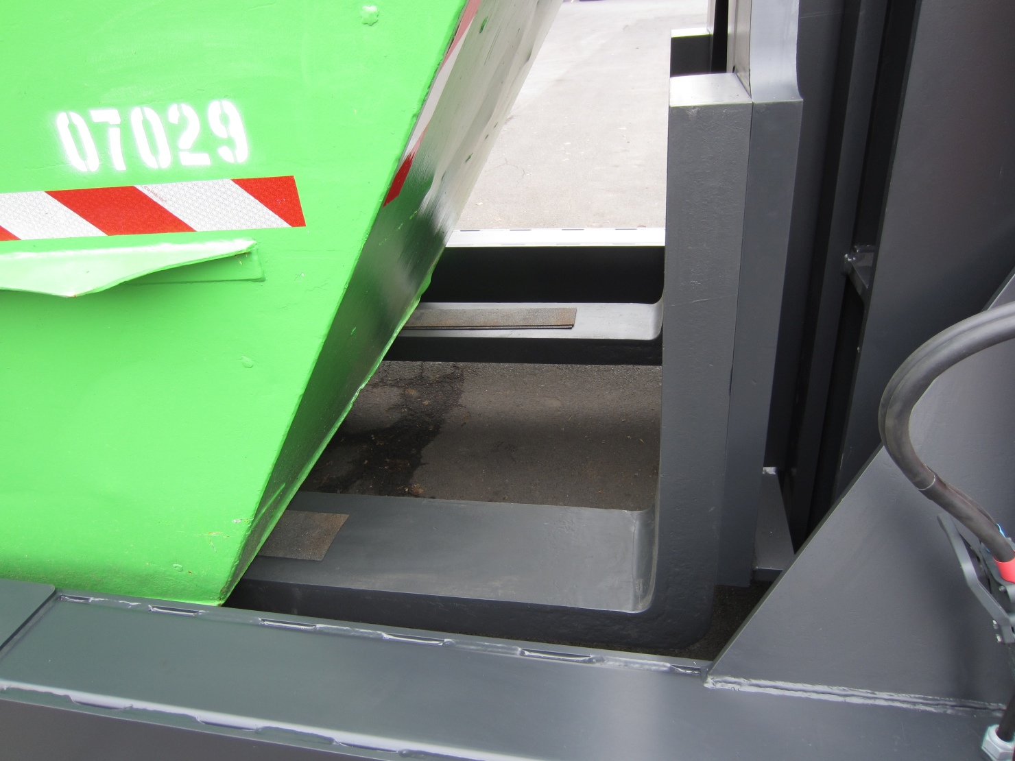 The container transporters can lift the containers using different options.