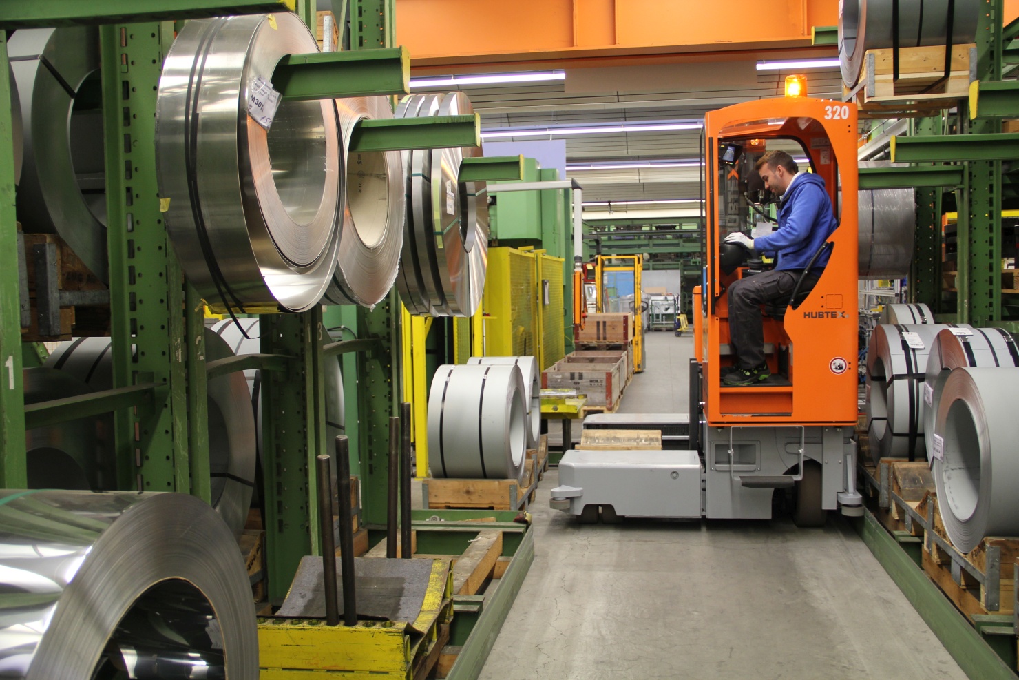 Narrow-aisle coil handling by HUBTEX