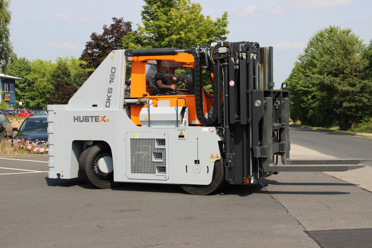 Side view of HUBTEX heavy-duty compact frontlift