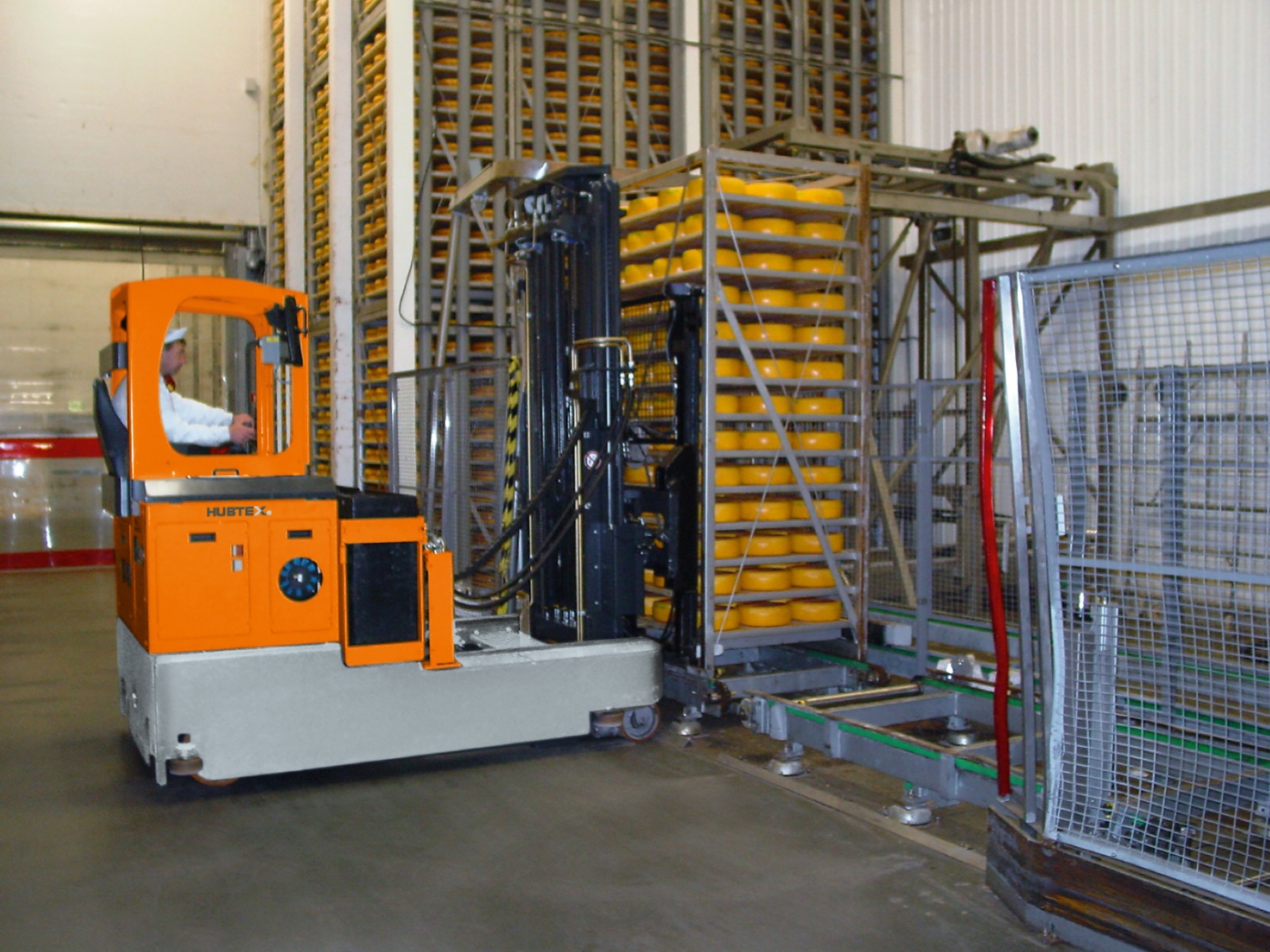 sq-lebensmittelindustrie-käsetransport.jpg A reach truck in the food industry.