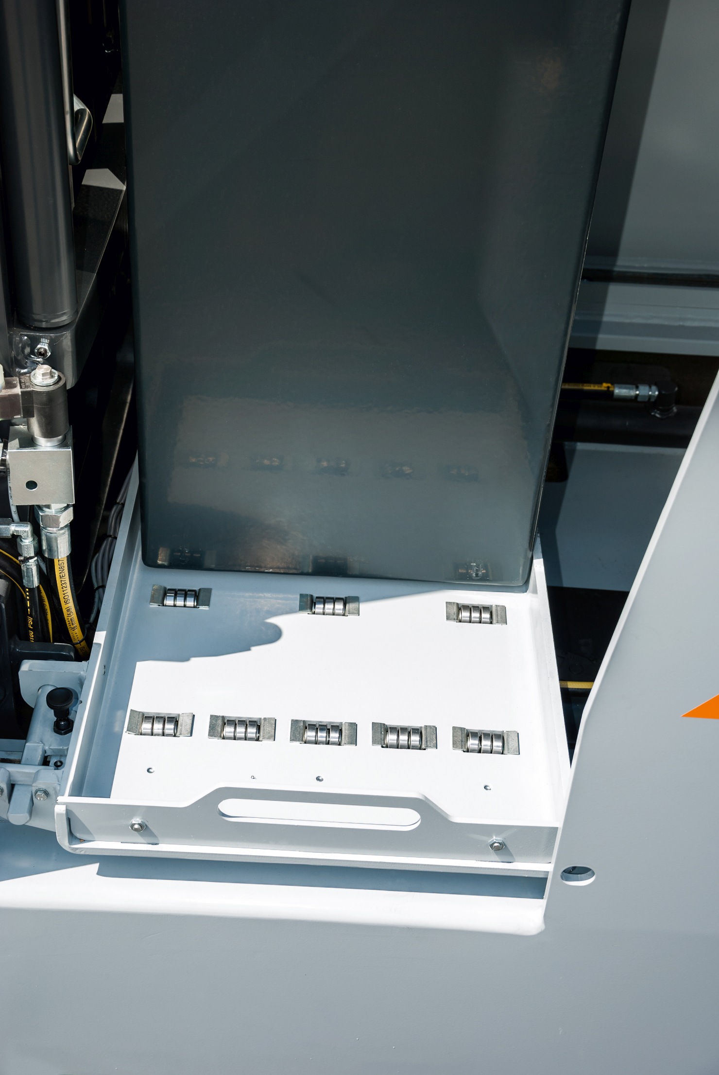 The fourway reach trucks have an electric drive.