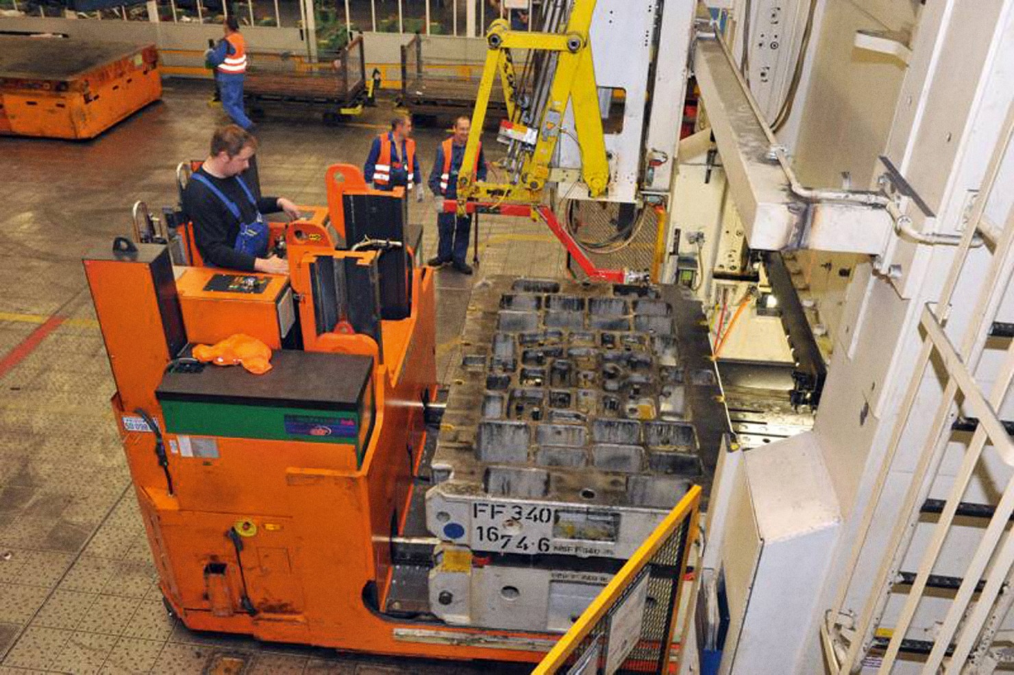 A HUBTEX vehicle changing a tool.