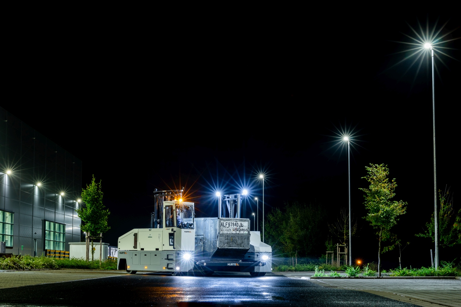 El X-Way Mover de HUBTEX | DIMOS durante el transporte de un ULD