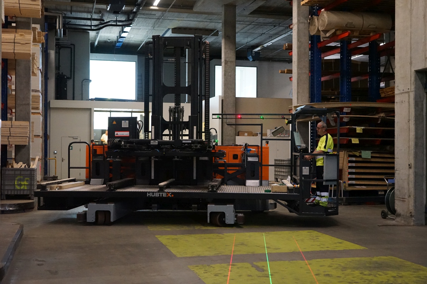Der Elektro-Mehrwege-Zweiseiten Kommissionierer MK von HUBTEX im Einsatz