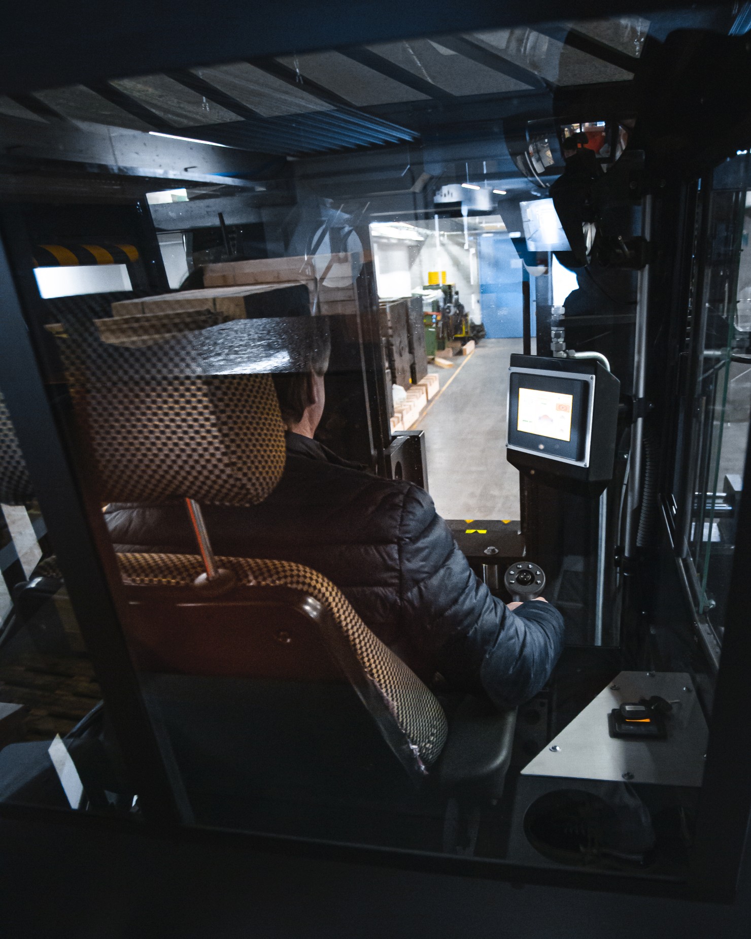 Kabina kompaktowego wózka widłowego do superciężkich ładunków HUBTEX RoxX zapewnia najlepszą widoczność w swojej klasie